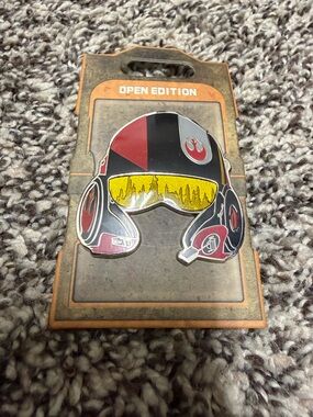 Star Wars NWT Black and Gold Trading Pin Back Card